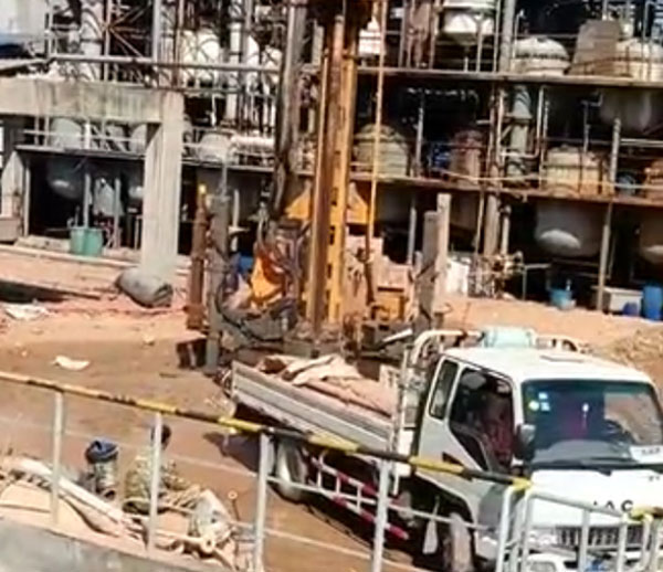 湖北襄陽(yáng)兩臺(tái)并機(jī)施工現(xiàn)場(chǎng)